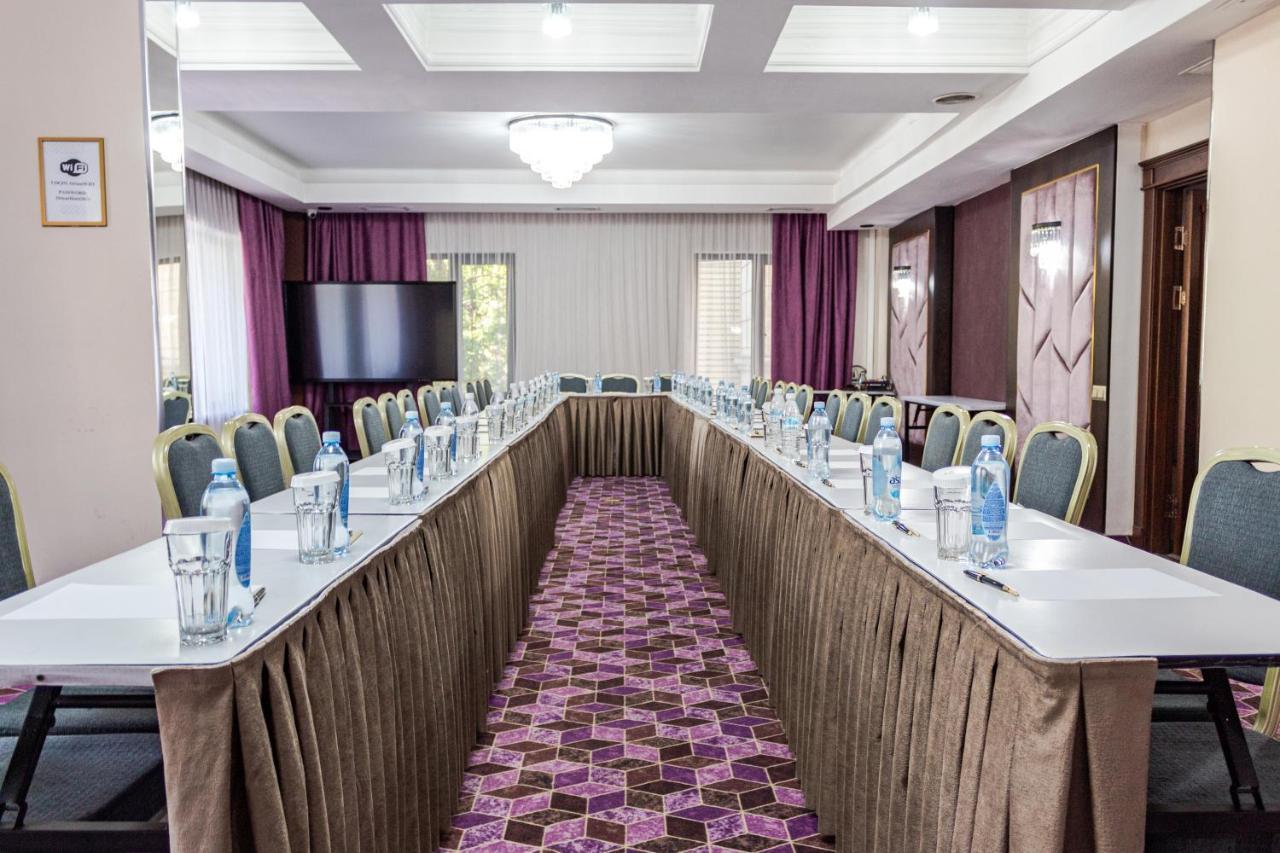 Orient Hotel Biskek Kültér fotó